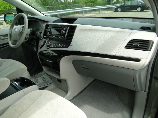 Toyota Sienna 2013 photo 30