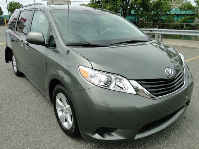 Toyota Sienna 2013 photo 4