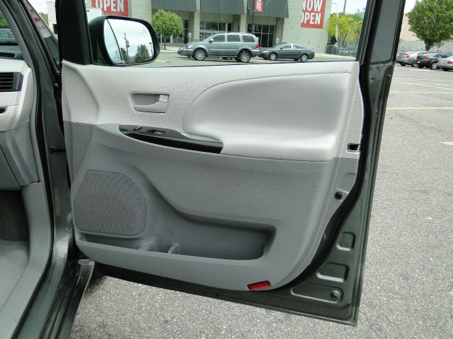 Toyota Sienna 2013 photo 47