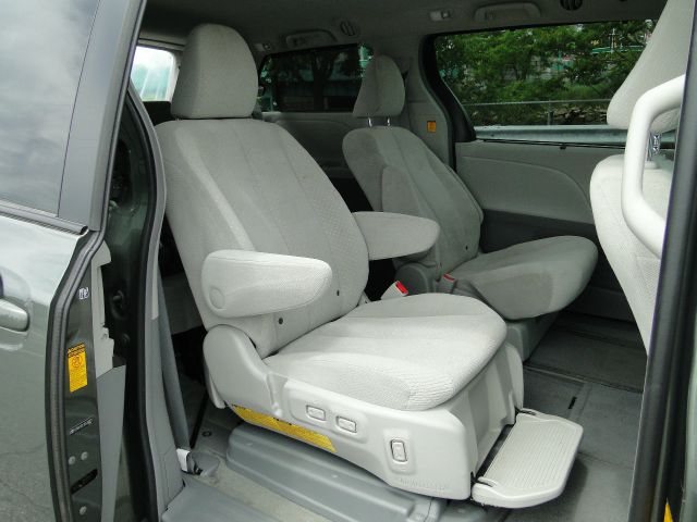 Toyota Sienna 2013 photo 5