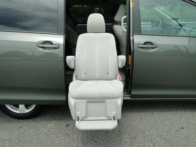 Toyota Sienna 2013 photo 6