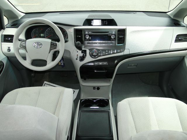 Toyota Sienna 2013 photo 7