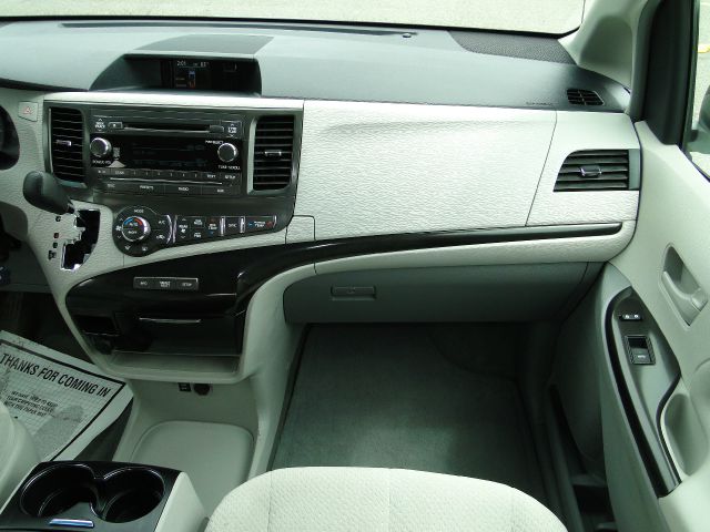 Toyota Sienna 2013 photo 9