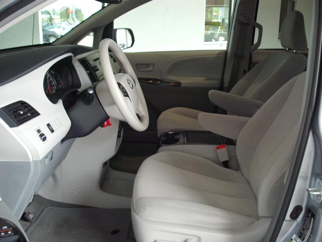 Toyota Sienna 2013 photo 8