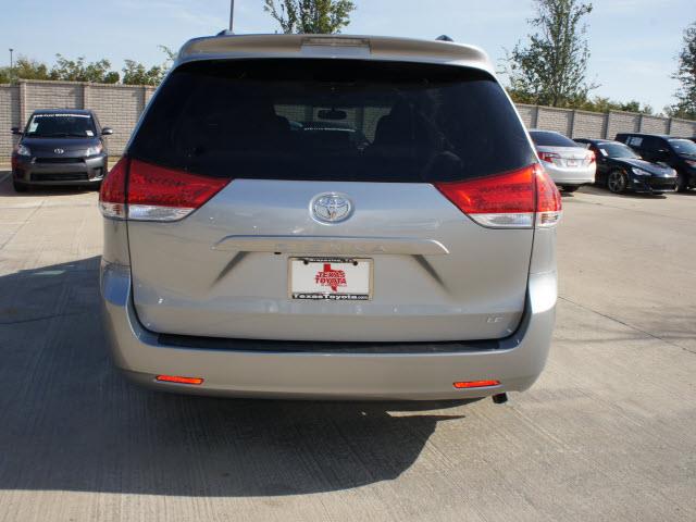 Toyota Sienna 2014 photo 3