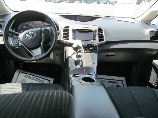 Toyota Venza 740il 4dr Sdn Sedan SUV