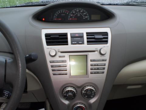 Toyota Yaris 2009 photo 2