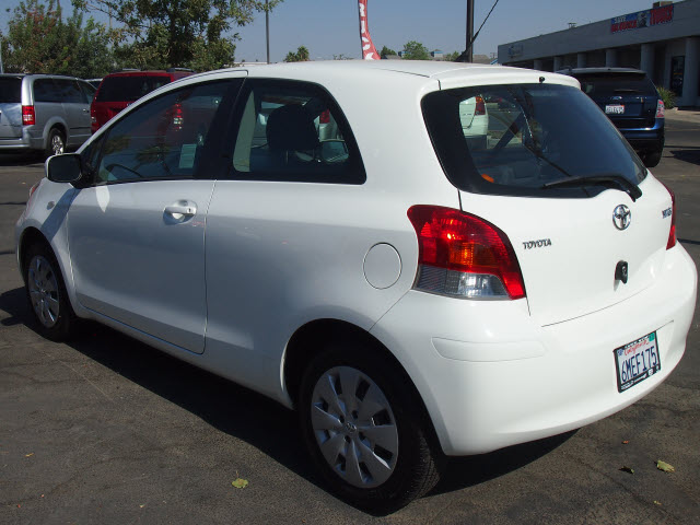 Toyota Yaris 2010 photo 3