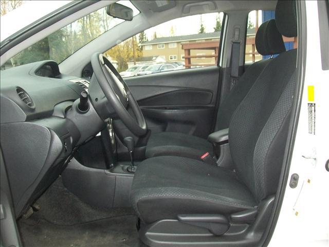 Toyota Yaris 2010 photo 3