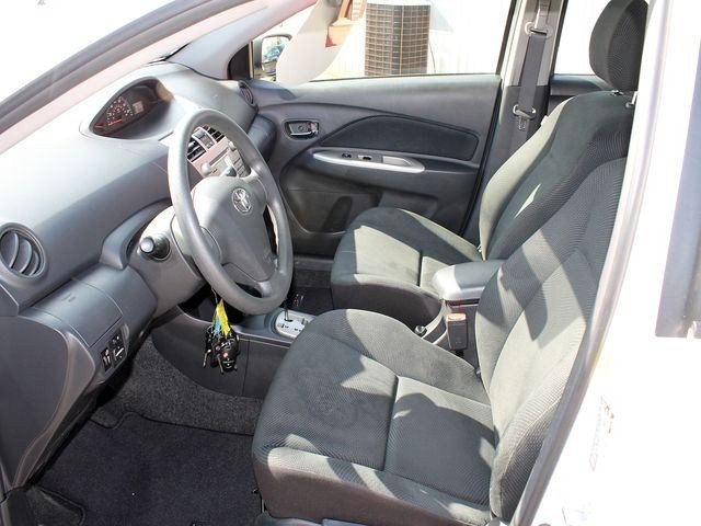 Toyota Yaris 2010 photo 3