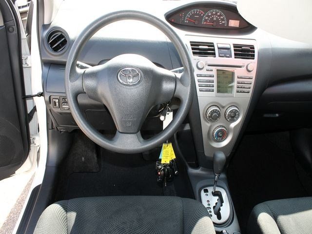 Toyota Yaris 2010 photo 5