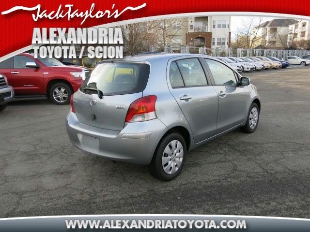 Toyota Yaris 2011 photo 2