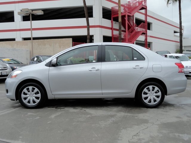 Toyota Yaris 2011 photo 1