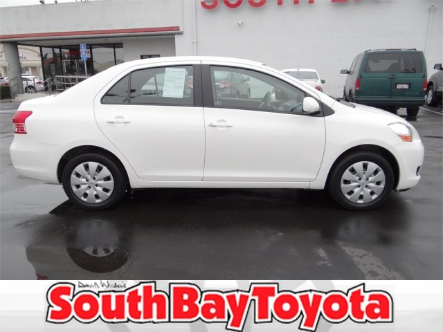 Toyota Yaris 2011 photo 2