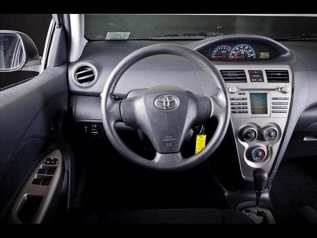 Toyota Yaris 2011 photo 3