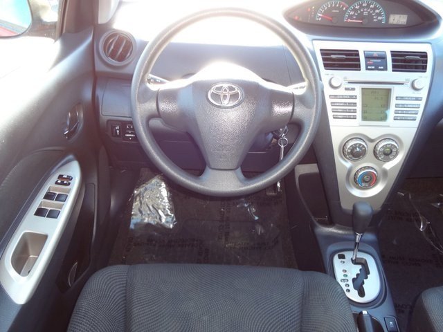 Toyota Yaris 2011 photo 4