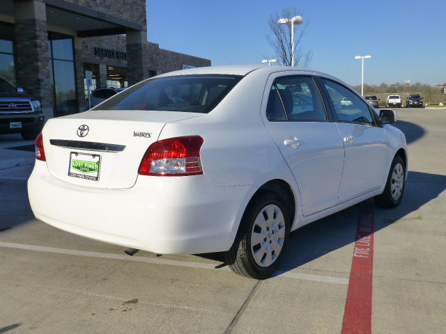 Toyota Yaris 2012 photo 1