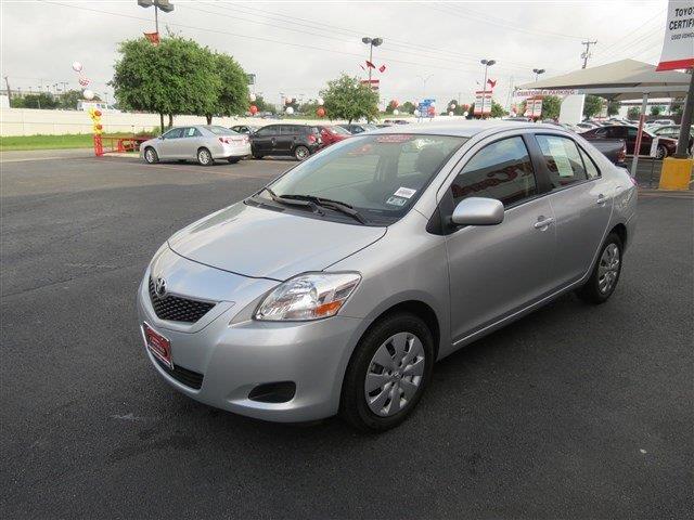 Toyota Yaris 2012 photo 2