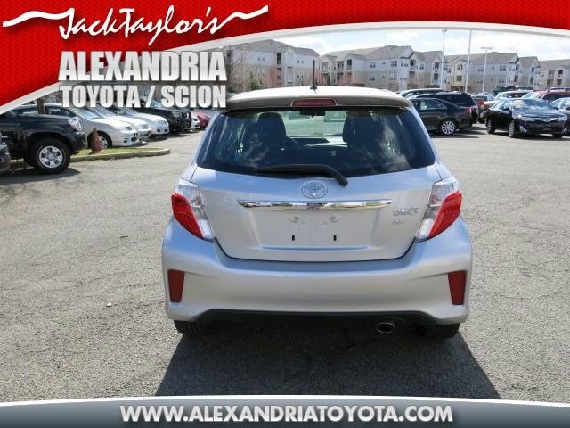 Toyota Yaris 2012 photo 5