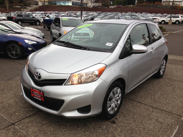 Toyota Yaris 2012 photo 2