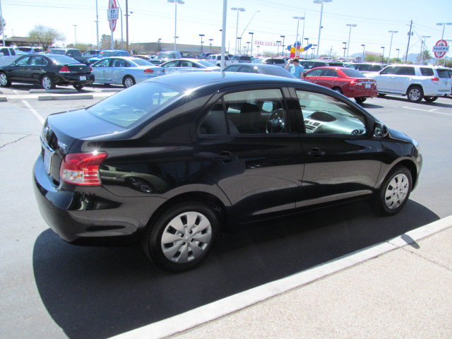 Toyota Yaris 2012 photo 1