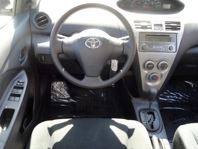 Toyota Yaris 2012 photo 3