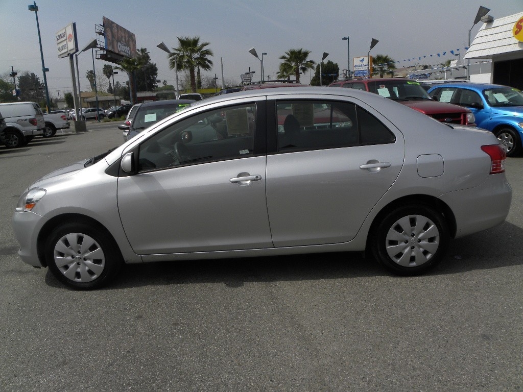 Toyota Yaris 2012 photo 1