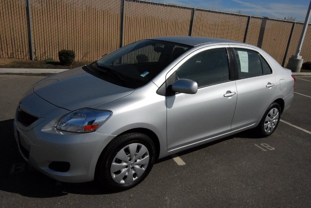 Toyota Yaris 2012 photo 2