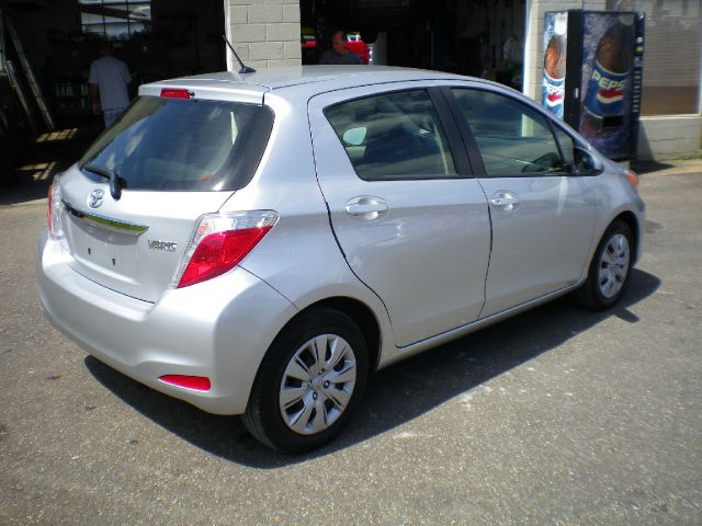 Toyota Yaris 2012 photo 2