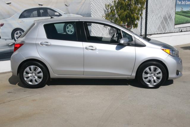 Toyota Yaris 2012 photo 2