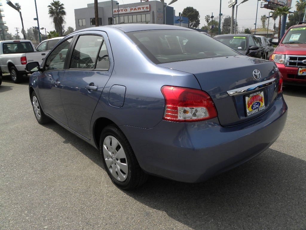 Toyota Yaris 2012 photo 2