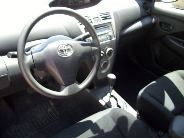 Toyota Yaris 2012 photo 8