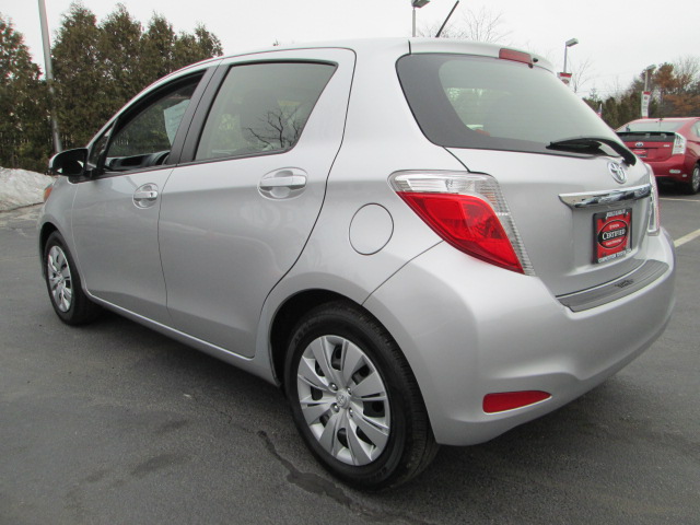 Toyota Yaris 2012 photo 2