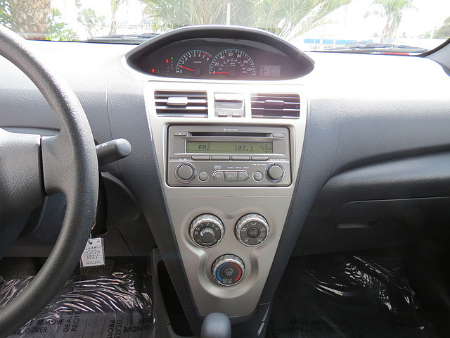 Toyota Yaris 2012 photo 0