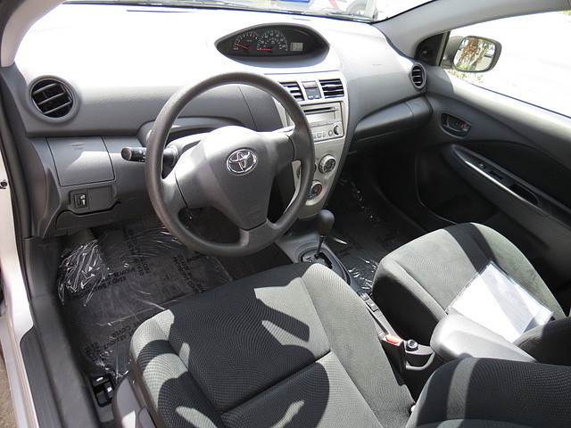 Toyota Yaris 2012 photo 3