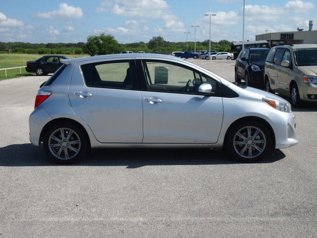 Toyota Yaris 2012 photo 2