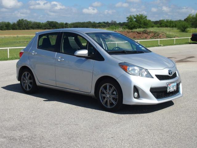 Toyota Yaris 2012 photo 4