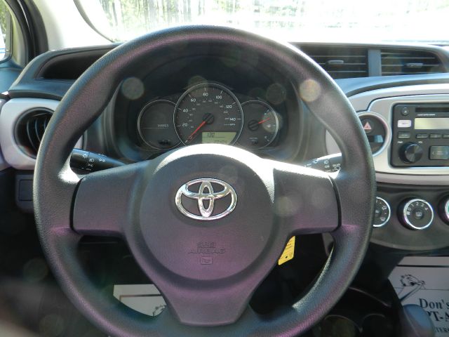 Toyota Yaris 2012 photo 9