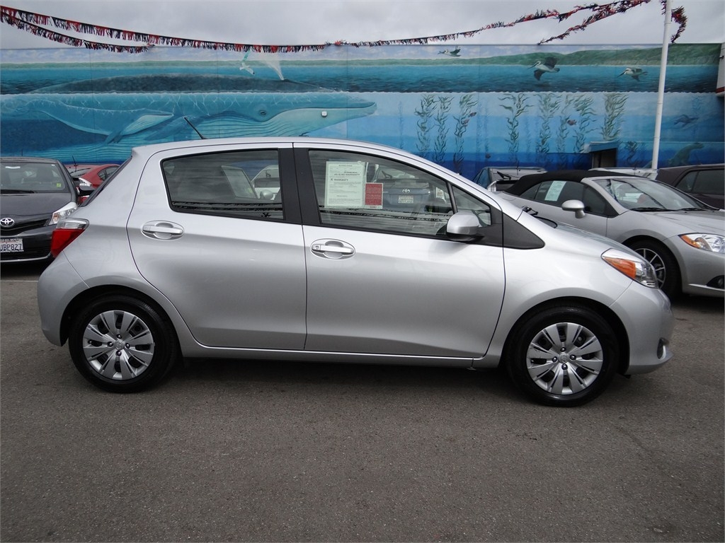 Toyota Yaris 2012 photo 2