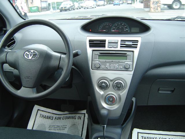 Toyota Yaris 2012 photo 1