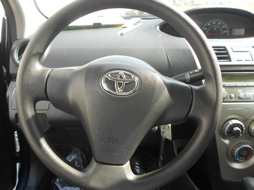 Toyota Yaris 2012 photo 1