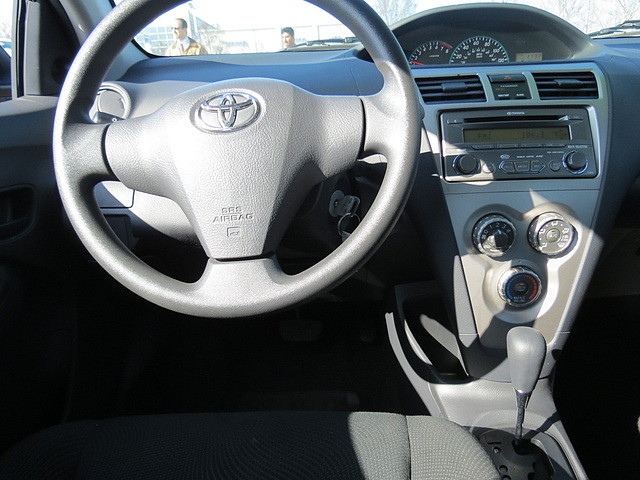 Toyota Yaris 2012 photo 1