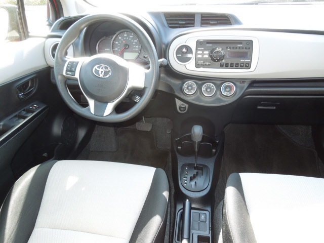 Toyota Yaris 2012 photo 1