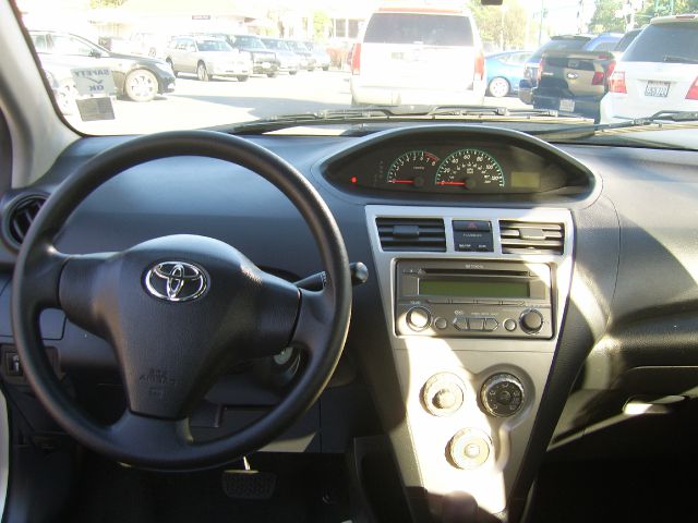 Toyota Yaris 2012 photo 3