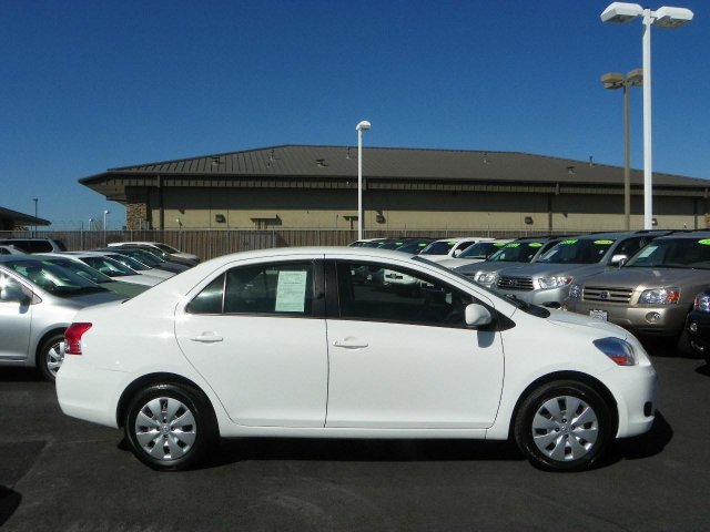 Toyota Yaris 2012 photo 2