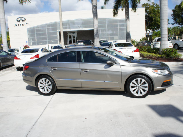 Volkswagen CC 2011 photo 1