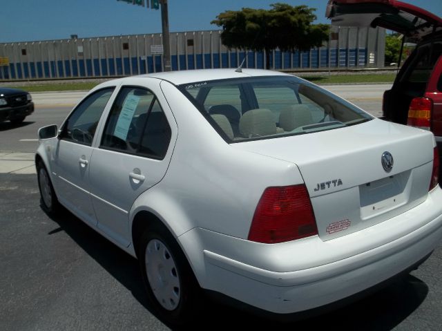 Volkswagen Jetta I-4 Manual Sedan