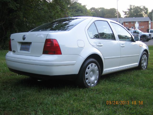 Volkswagen Jetta I-4 Manual Sedan