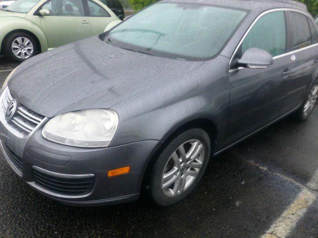 Volkswagen Jetta Crewmax-short-limited-sunroof-6 CD Jbl-newer Tires Sedan