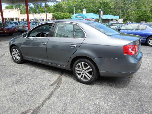 Volkswagen Jetta Reg Cab 135.5 WB 4WD DRW Sedan